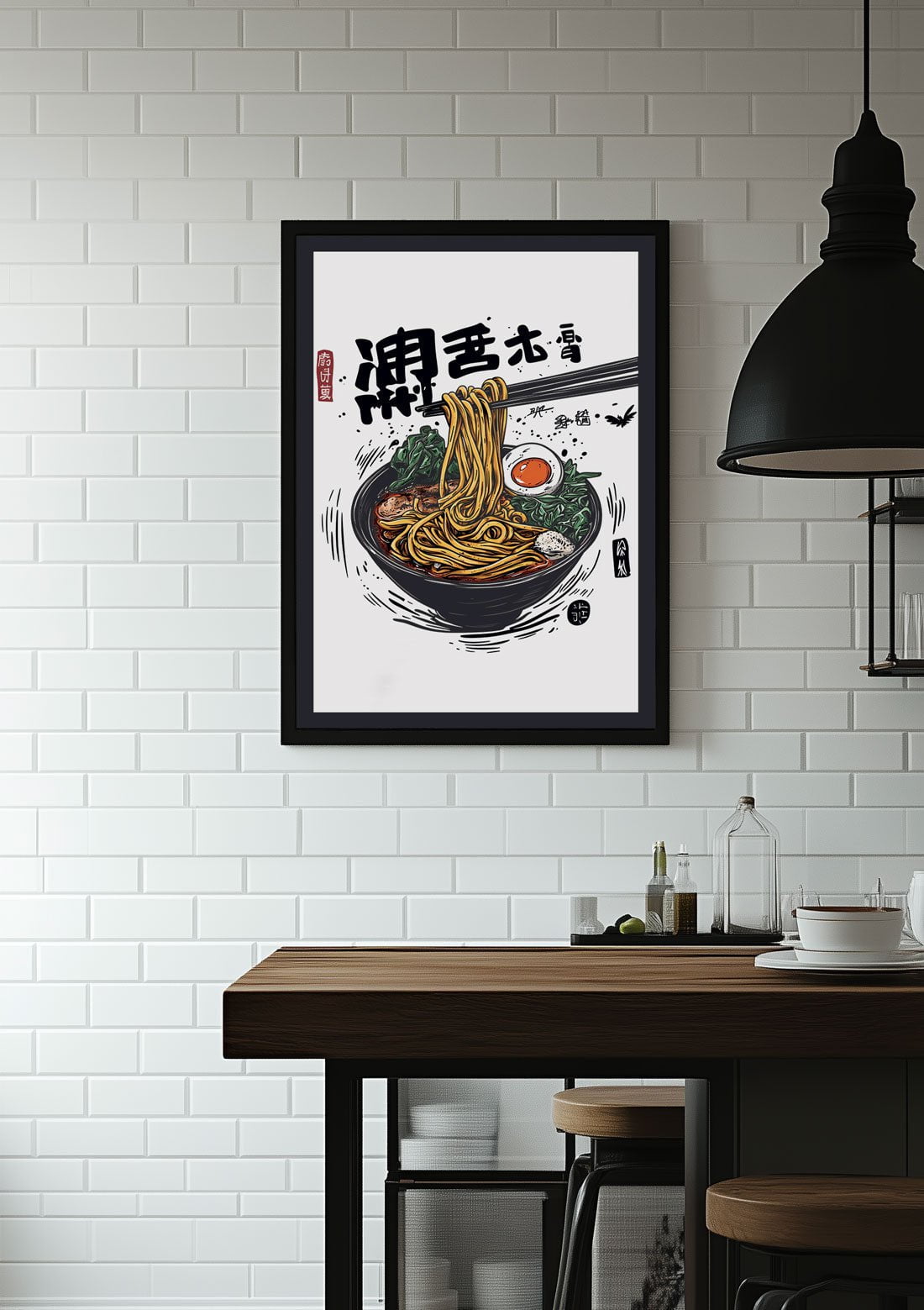 Affiche ramen et écriture japonaise affichée dans une cuisine.