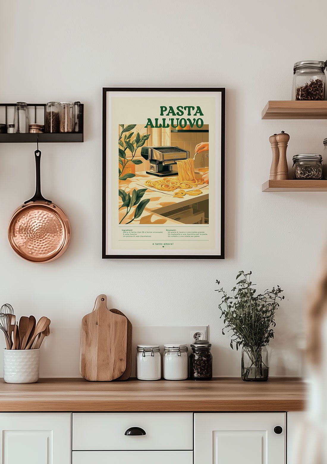 Affiche cuisine vintage machine à pâtes et recette encadrée dans une cuisine.