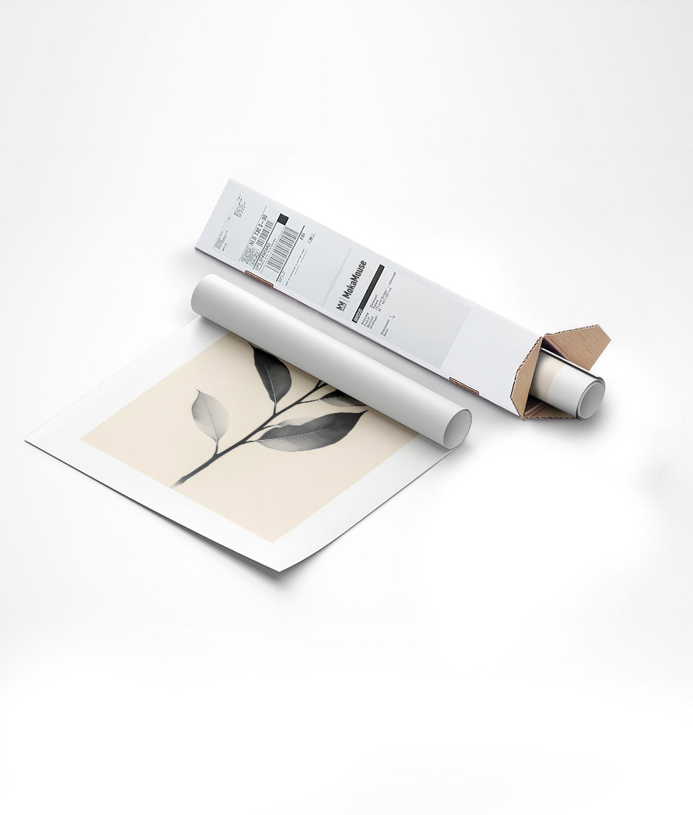 Illustration botanique d'une branche de feuilles sur fond beige, dans un carton triangulaire.