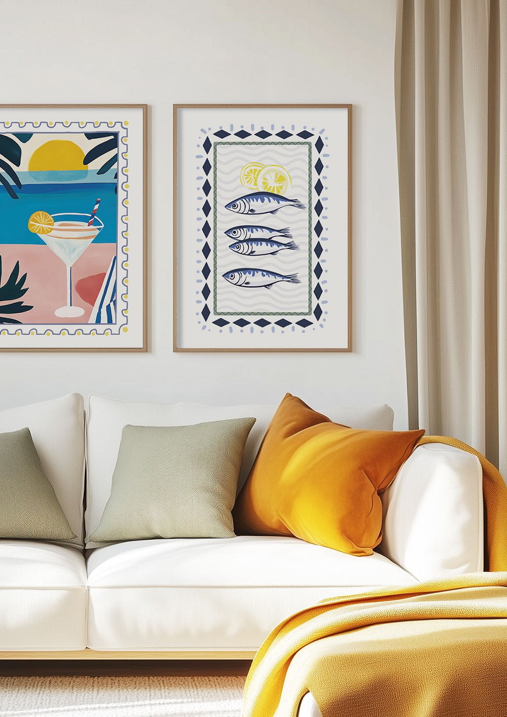 Deux affiches mer sardines alignées
et citrons encadrée dans un salon.