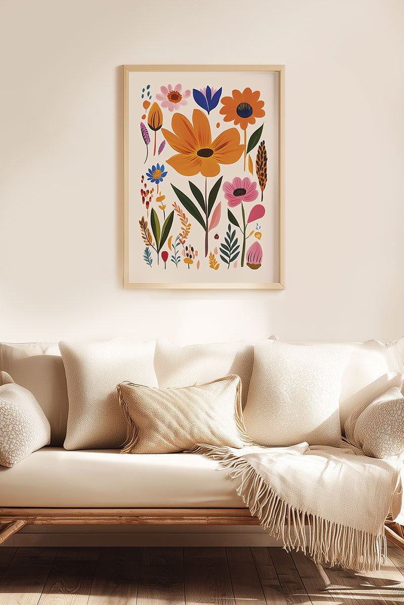 Mise en situation de l'affiche folk art fleurs sauvages colorées encadrée au dessus d'un canapé
