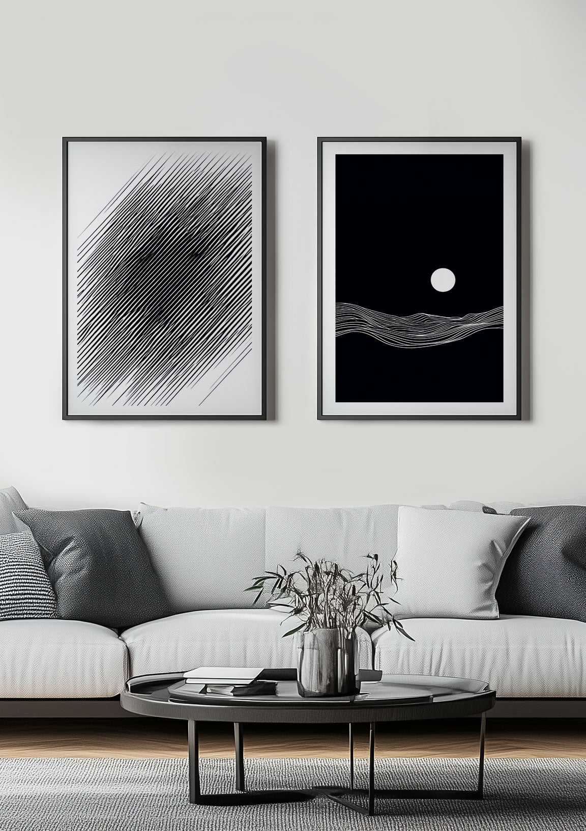 Duo d'affiches en noir et blanc encadrées au dessus d'un canapé.