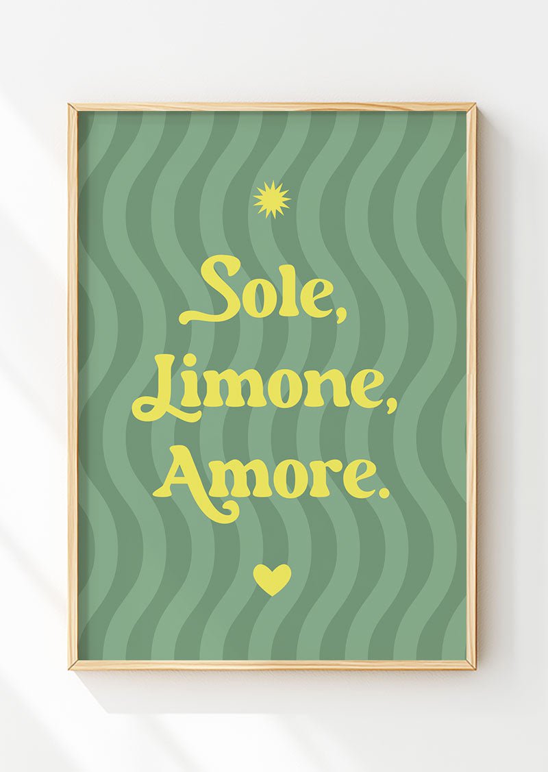 Poster citation italien dans un cadre en bois avec le titre : sole, limone, amore sur fond vert sauge