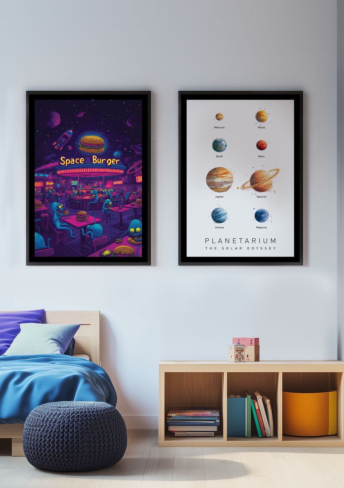 Duo d'affiches encadrées sur le mur d'une chambre ado.