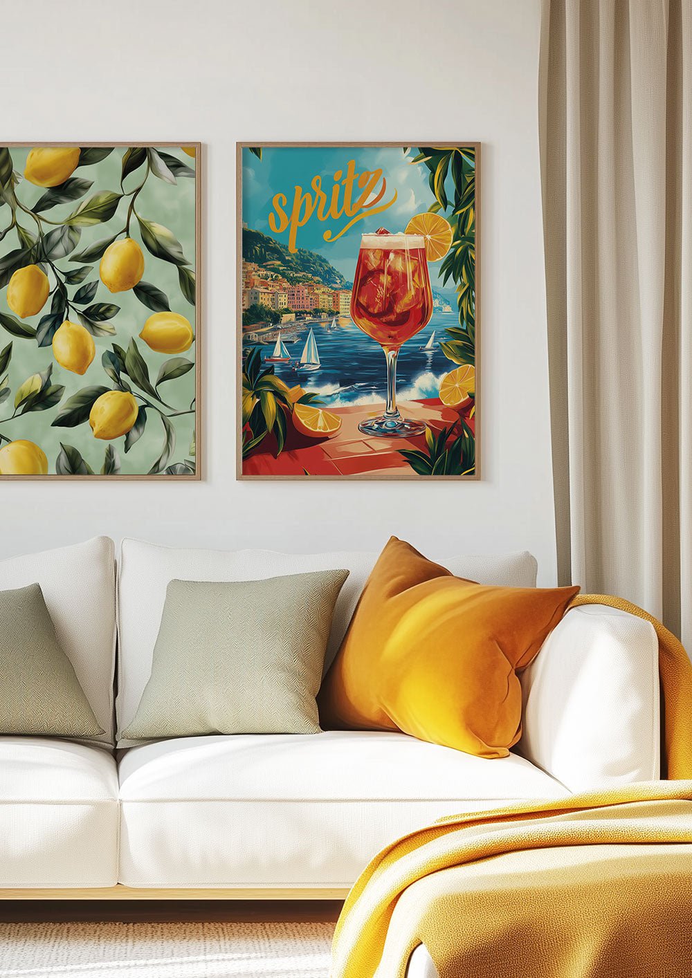 Deux affiches été citron et verre de spritz encadrées au dessus d'un canapé