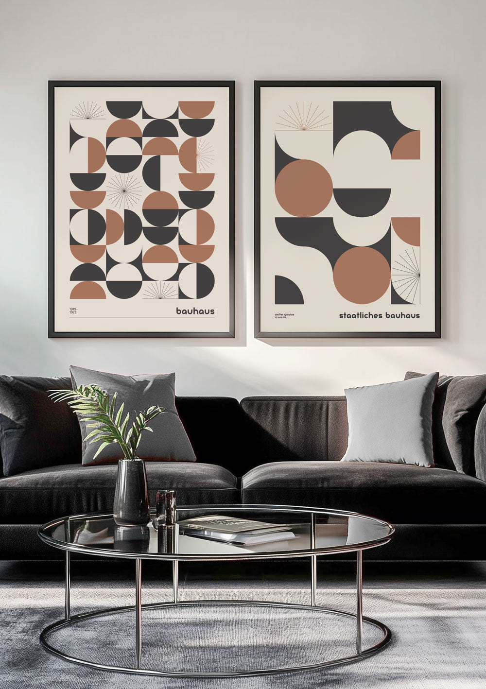 Duo d'affiches de formes géométriques mocha et noir sur fond blanc encadrées.