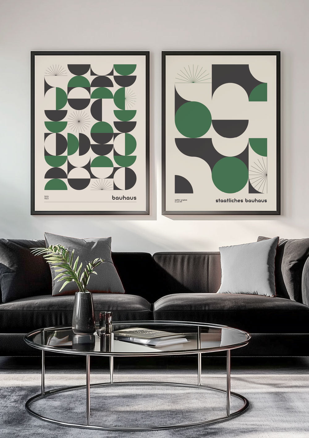 Duo d'affiches de formes géométriques vert et noir sur fond blanc encadrées.