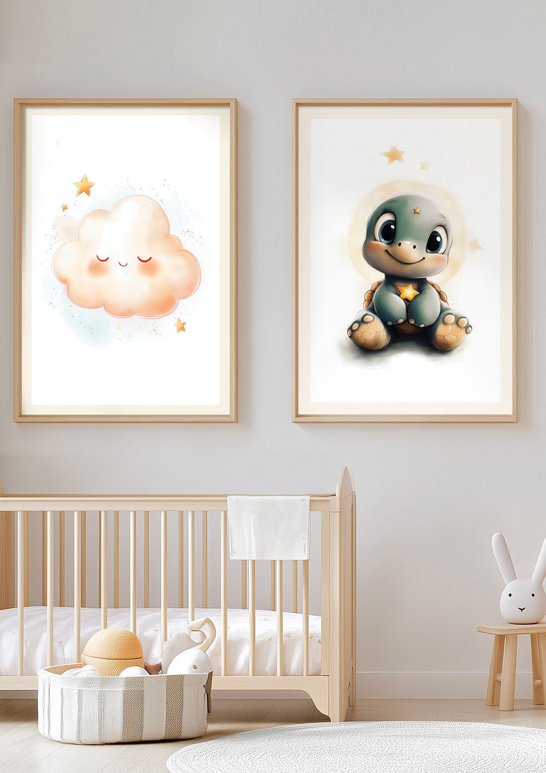 Duo d'affiche pour chambre bébé, encadrée au dessus d'un lit.