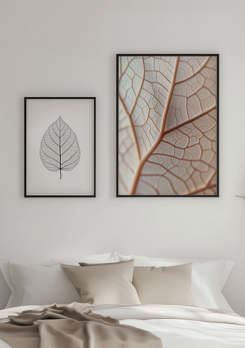 Deux affiches de feuilles mises en situation sur un mur blanc.