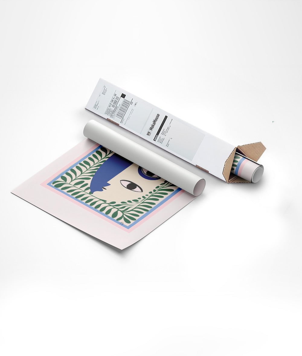 Emballage de l'affiche murale abstraite du visage dans un carton de forme triangulaire.