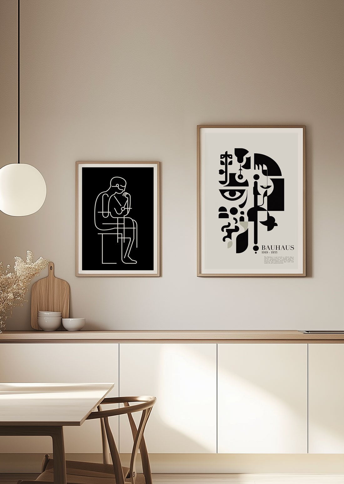 Affiche bauhaus visage déconstruit affichée dans une cuisine à coté d'une autre affiche.