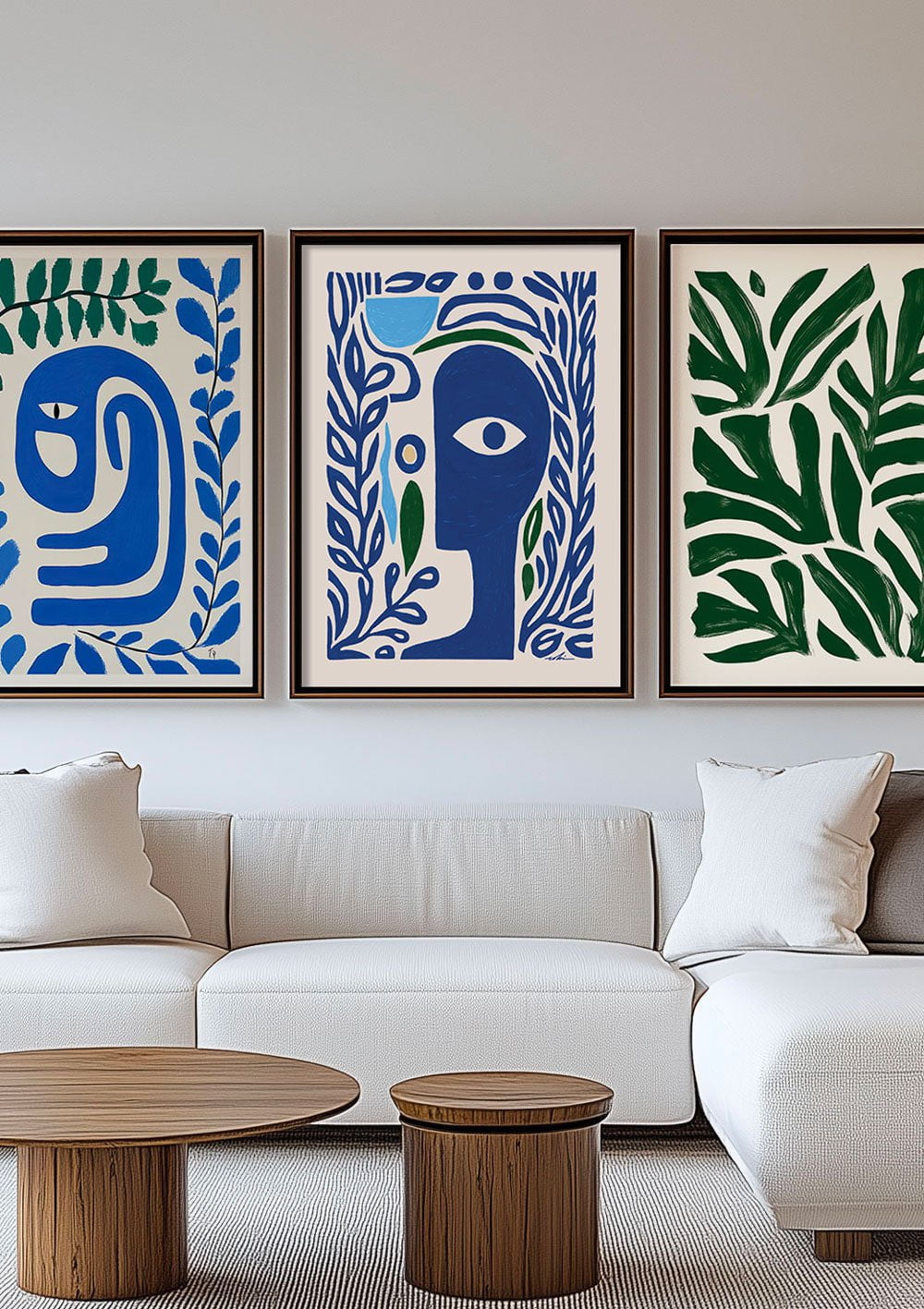 L'affiche murale abstraite d'un visage, mise en situation entre deux autres affiches dans un salon.
