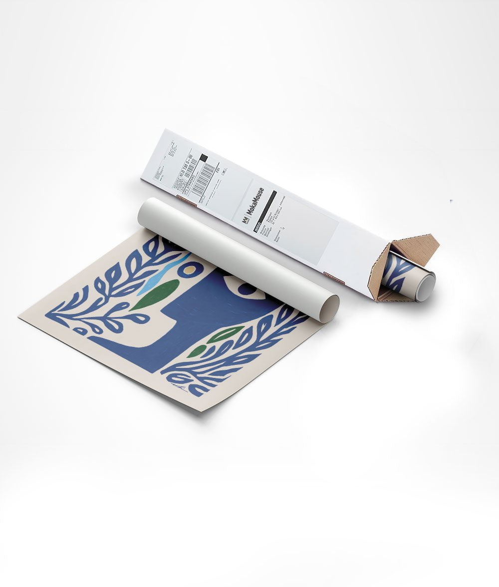 L'affiche murale abstraite d'un visage emballée dans un carton de forme triangulaire.