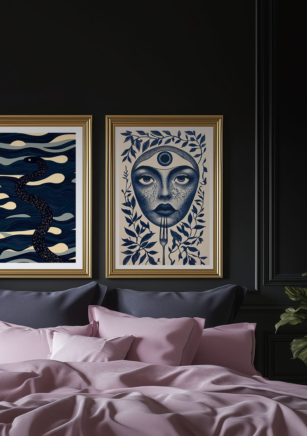 Deux affiches aux tons bleus mise en situation sur le mur d'une chambre.