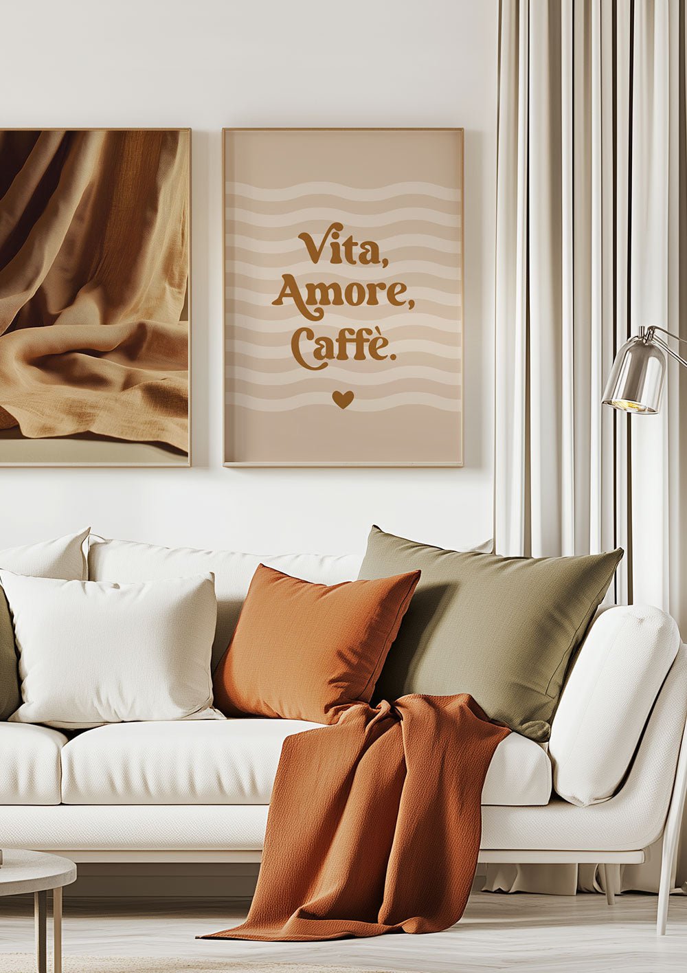 Deux posters aux tons marrons mis en valeur sur le mur d'un salon