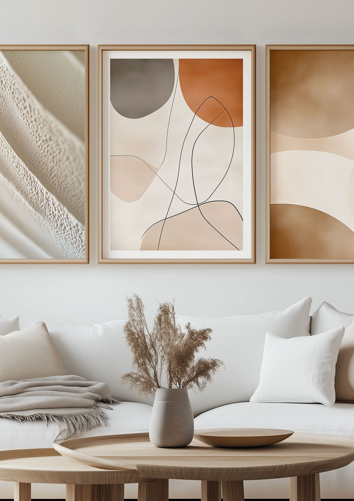 Trio d'affiches murales aux teintes neutres, mise en situation dans un salon.