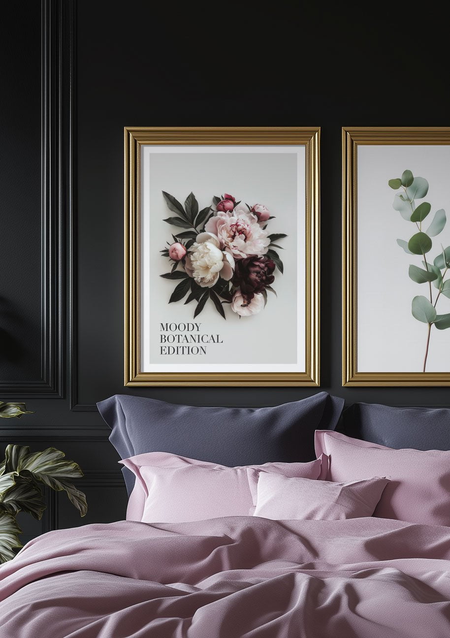 Mise en situation de l'affiche murale botanique de pivoines sur un mur noir dans une chambre.