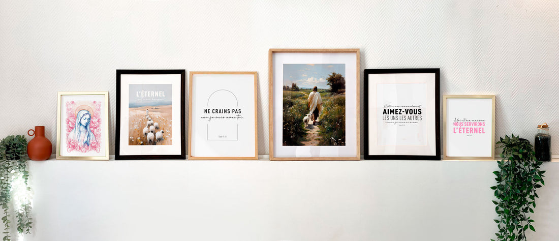 affiches et posters spirituels chrétiens et catholiques, posés sur un mur, avec des versets de la bible avec jesus et la vierge marie