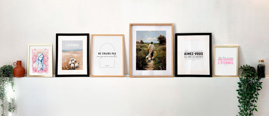 affiches et posters spirituels chrétiens et catholiques, posés sur un mur, avec des versets de la bible avec jesus et la vierge marie