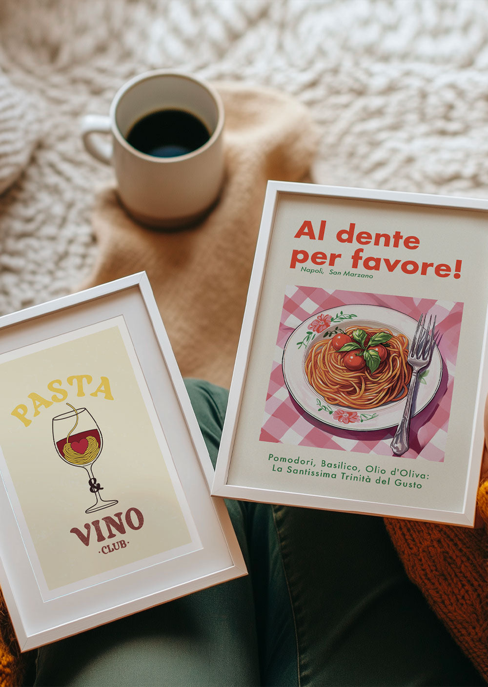 Une femme assise, tient deux cadres de notre collection affiche murale vintage pour cuisine.