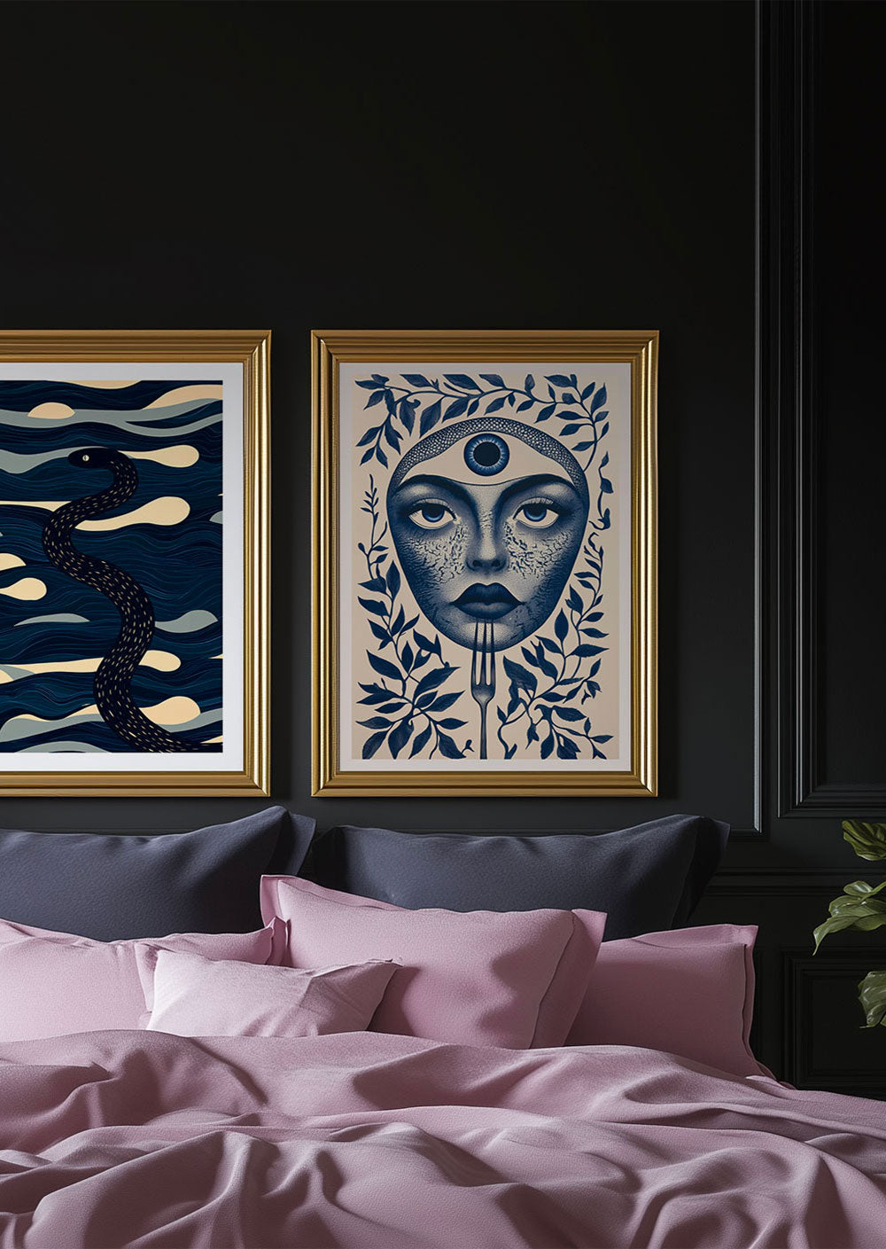 Deux affiches encadrées de notre collection Poster mural mystique. Elles sont posées sur le mur au-dessus d'un lit.