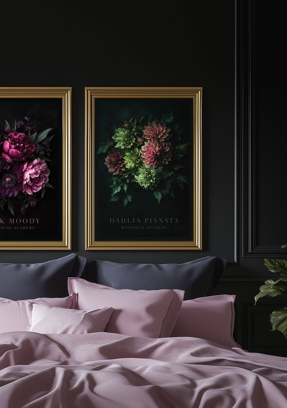 Mise en situation de l'affiche murale botanique du bouquet de dahlia sur le mur noir d'une chambre.