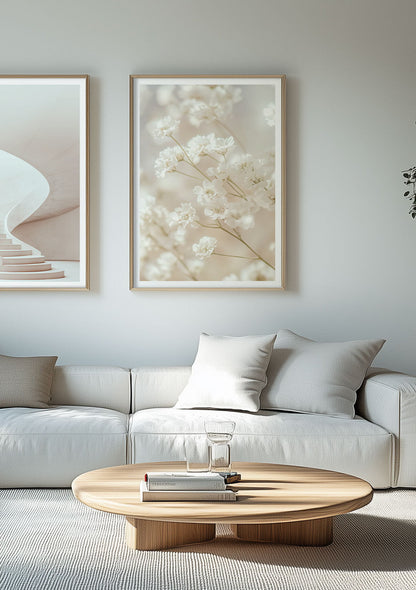 Mise en situation de la photographie des fleurs en gros plan sur un mur blanc dans un salon.