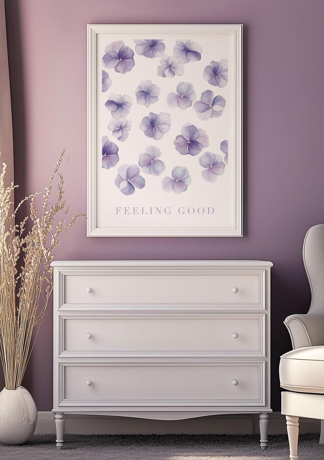 L'affiche murale botanique d'un motif d’hortensias violets, à l’aquarelle sur un mur lila, au-dessus d'un meuble.