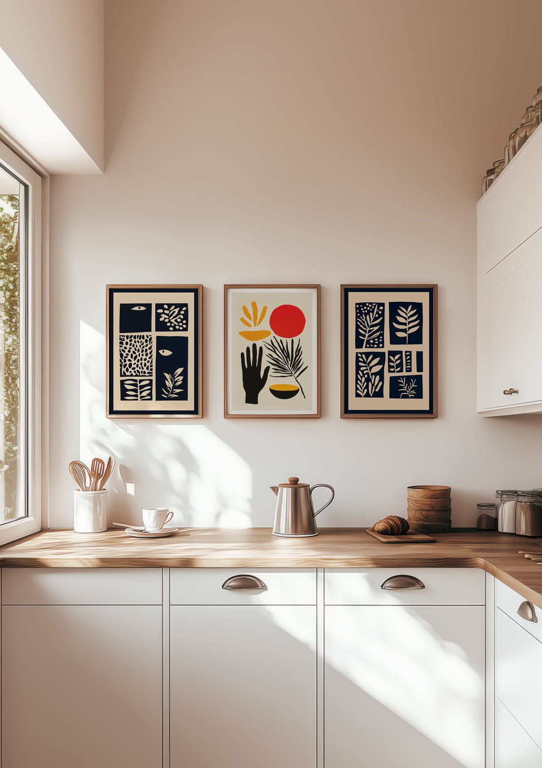 Mise en situation de l'affiche murale abstraite sur le mur blanc d'une cuisine épurée.