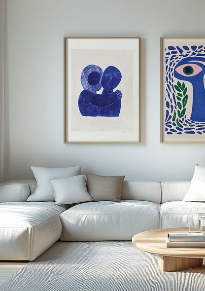 Mise en situation de l'affiche murale abstraite de deux personnes, à coté d'un autre poster dans un salon.