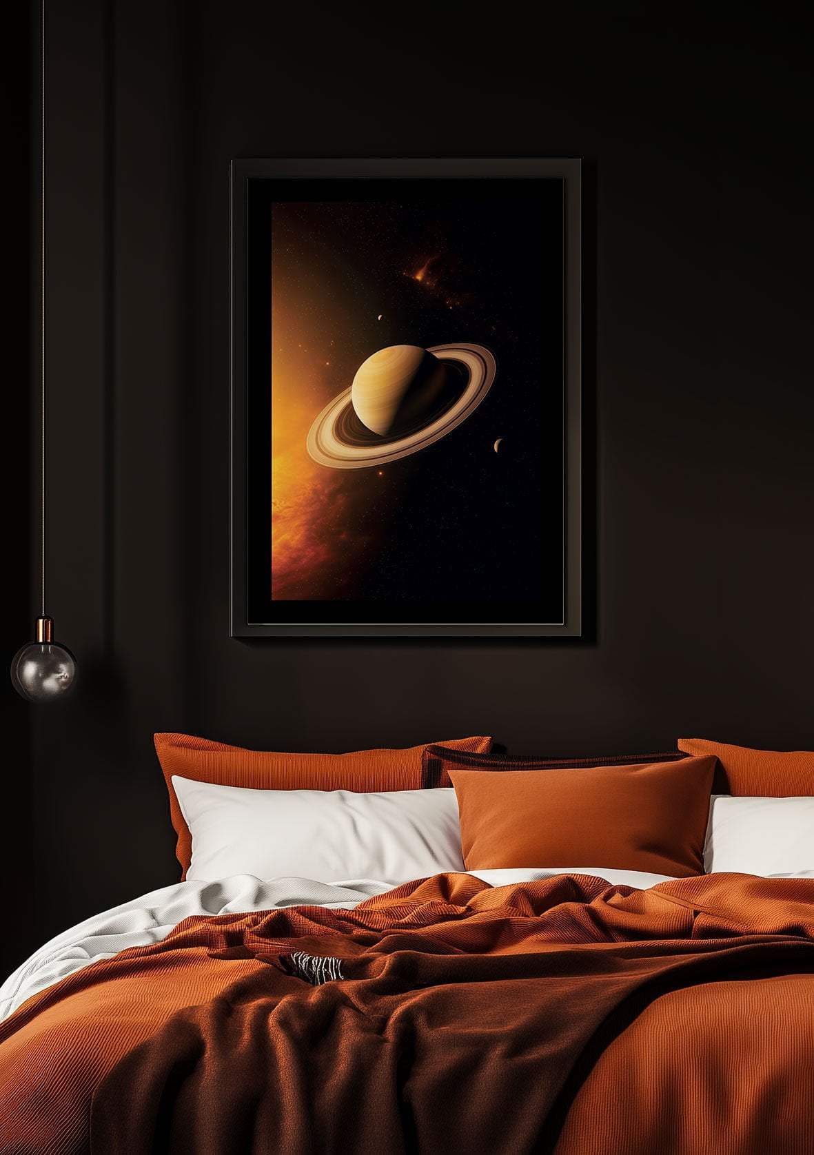 Affiche murale espace de la planète saturne encadrée sur le mur noir d'une chambre.