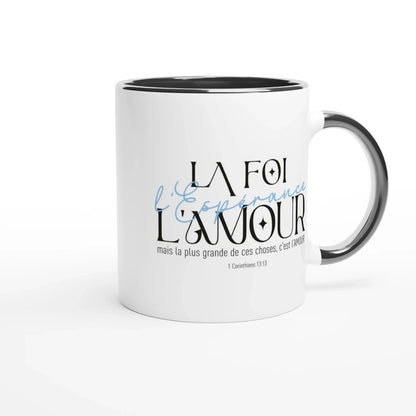 "la foi, l'espérance et l'amour" typographié en noir et bleu sur un mug noir et blanc