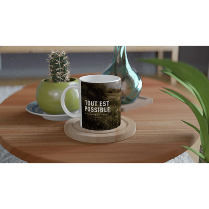 Mug en céramique blanche vu de dos, avec le texte "tout est possible à celui qui croit"