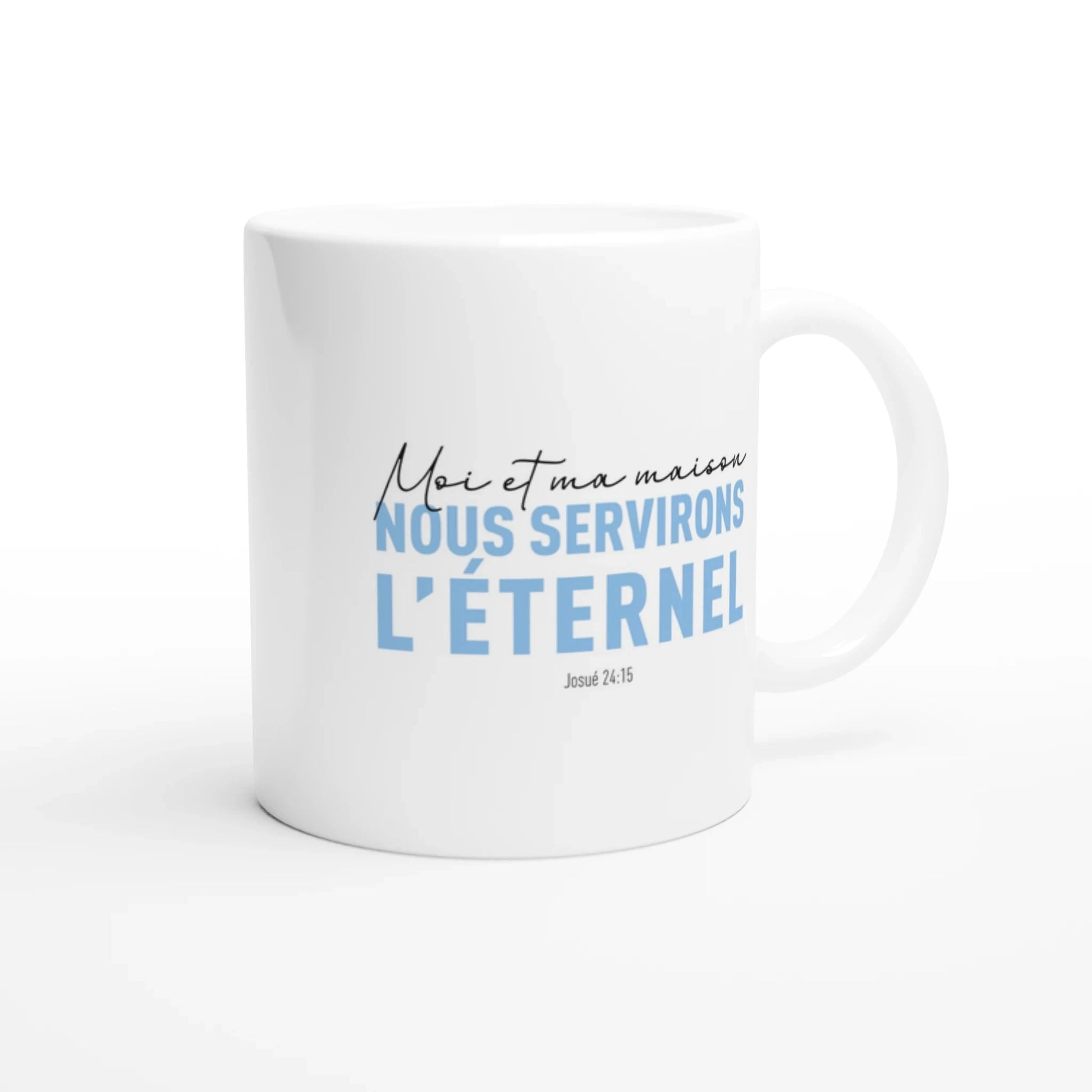 Mug chrétien en céramique blanche, avec verset biblique de Josué écrit en noir et bleu. 