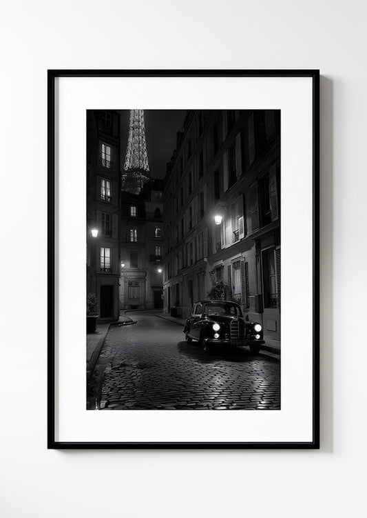 Affiche photographie noir et blanc montrant une rue avec une voiture noir vintage et la tour eiffel