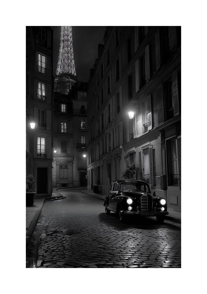 Affiche photographie noir et blanc d'une rue pavée, d'une voiture noire et la tour eiffel.