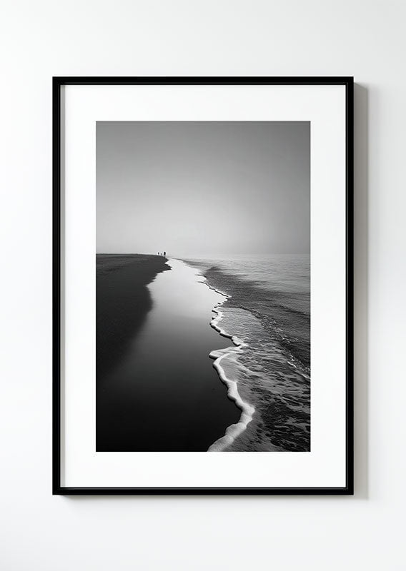 Affiche photographie noir et blanc d'une plage de sable à perte de vue, avec écume de la mer