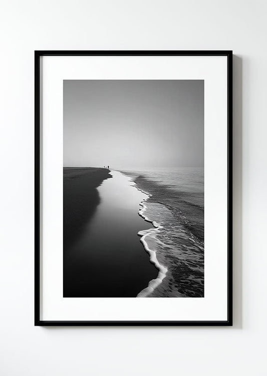 Affiche photographie noir et blanc d'une plage de sable à perte de vue, avec écume de la mer