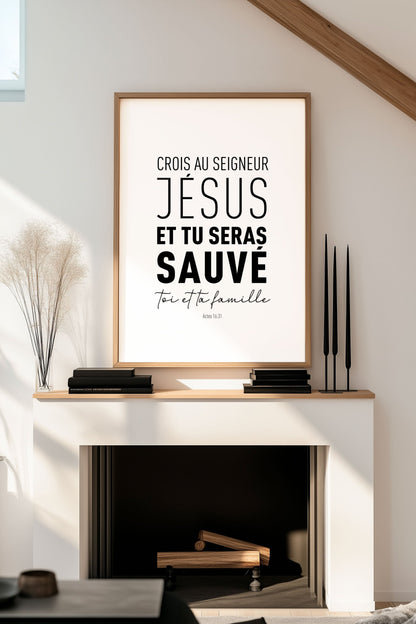 Mise en situation dans un cadre en bois, dans un salon, de l'affiche chrétienne biblique Actes 16:31