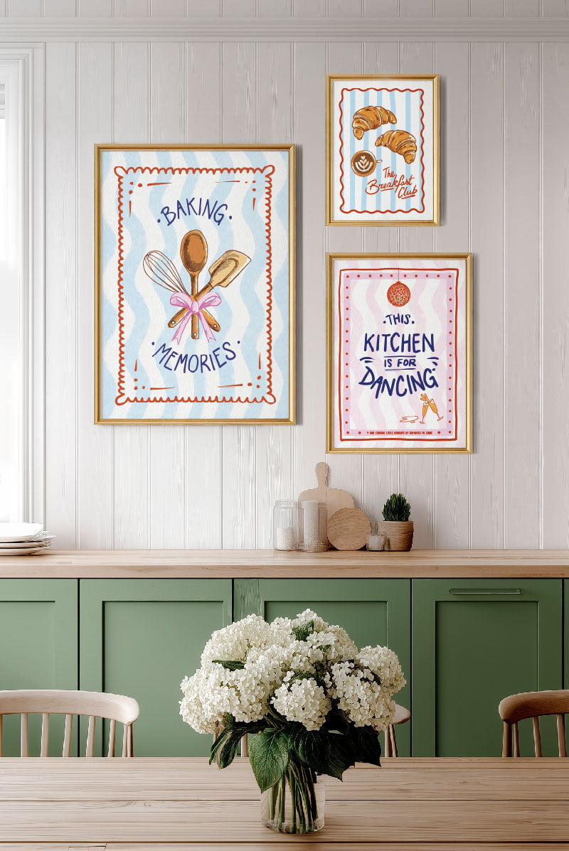 Trois posters cuisine mis en situation sur un mur représentant des illustration autour du brunch