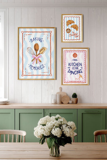 Trois posters cuisine mis en situation sur un mur représentant des illustration autour du brunch