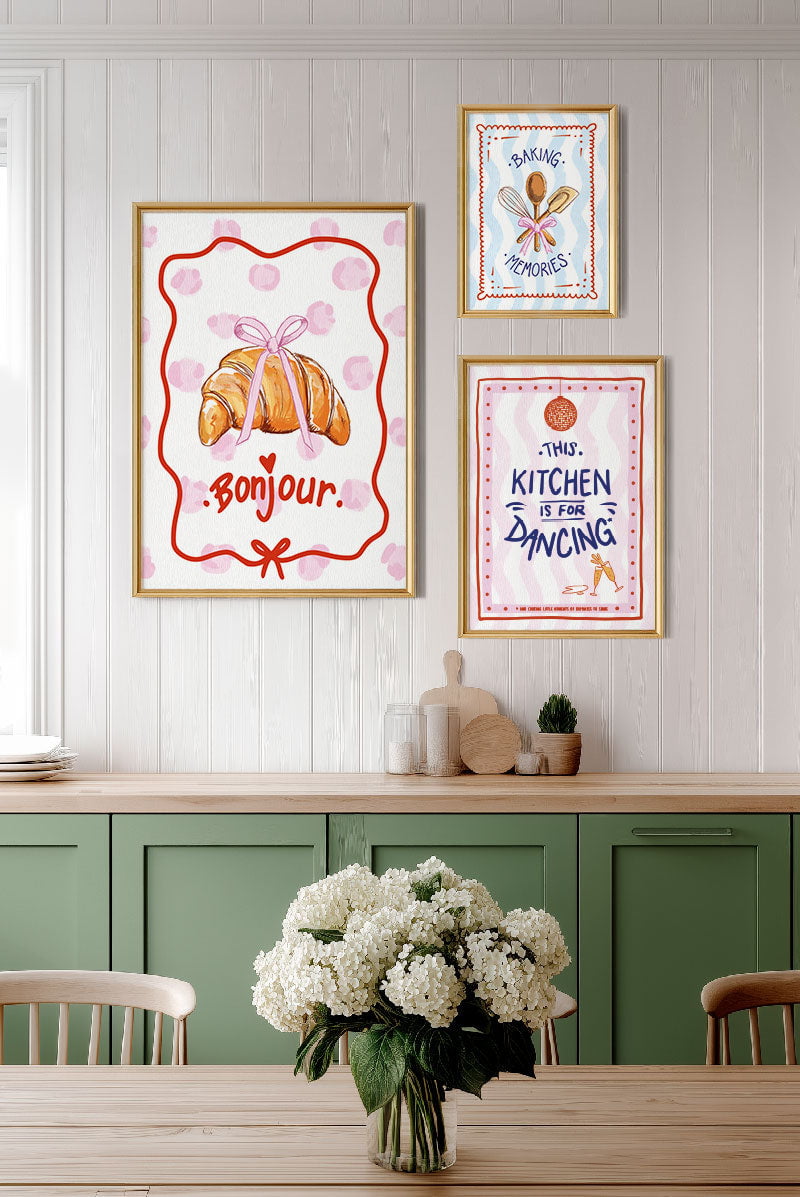Trio d'affiche illlustration brunch mise en situation sur le mur d'une cuisine