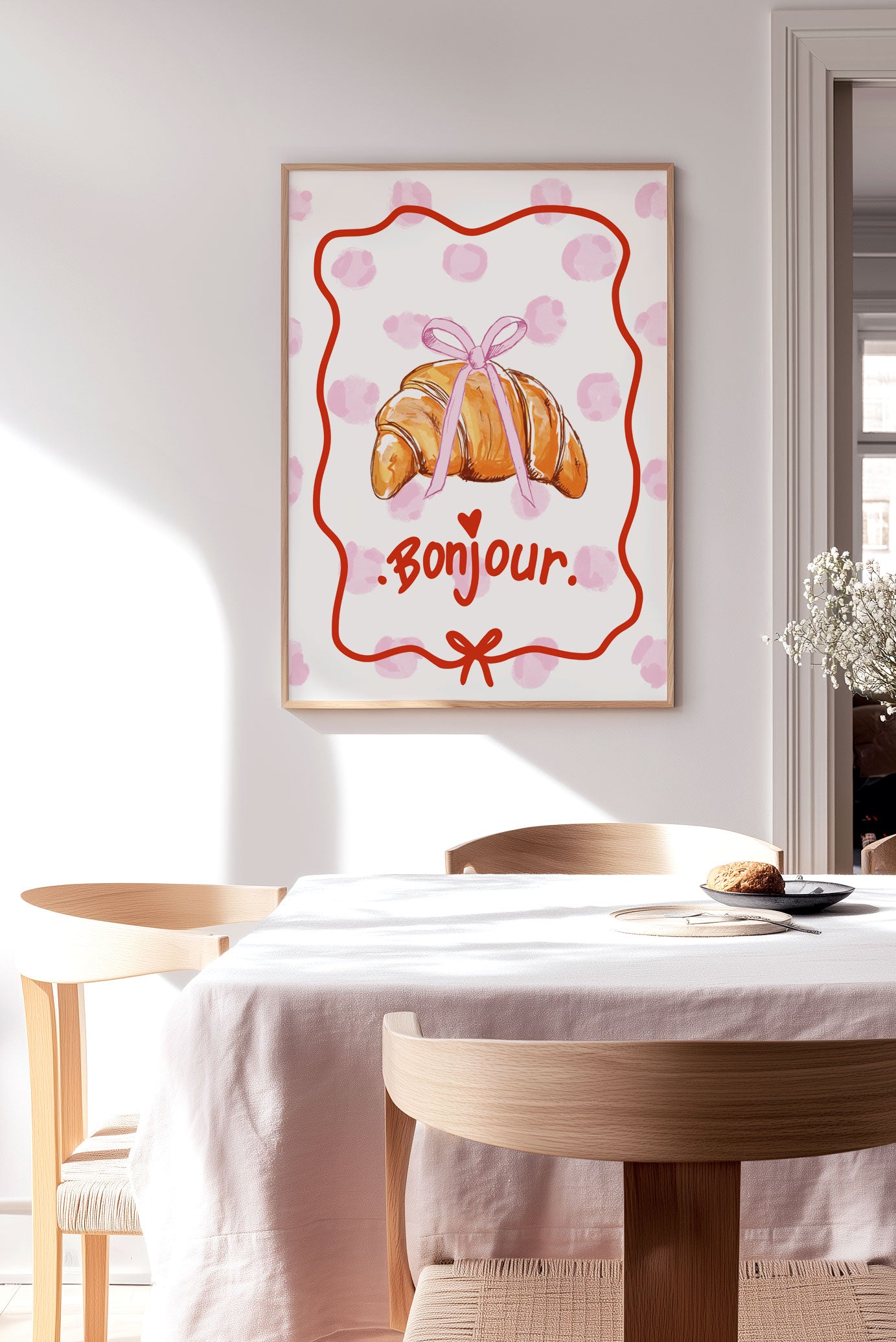 Affiche cuisine d'un croissant avec la typo "bonjour" encadrée sur le mur d'une cuisine