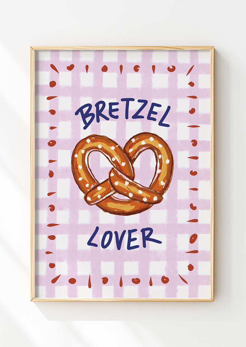Affiche cuisine d'un bretzel sur fond à carreaux rose encadrée dans un cadre en bois