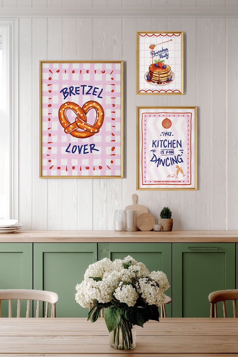 Trio d'affiche illustration brunch colorées encadrés sur le mur d'une cuisine