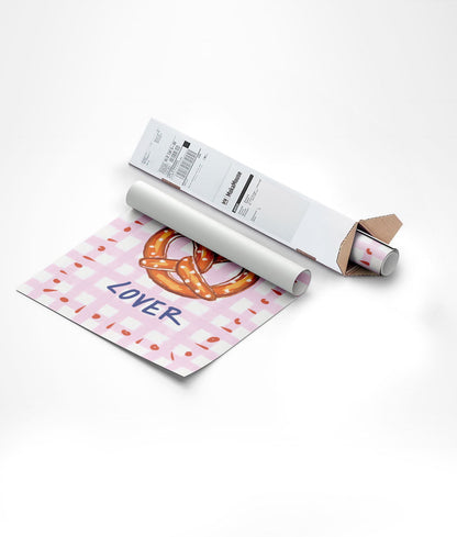 Poster cuisine "bretzel lover" roulée sur tube et mise dans un carton triangulaire