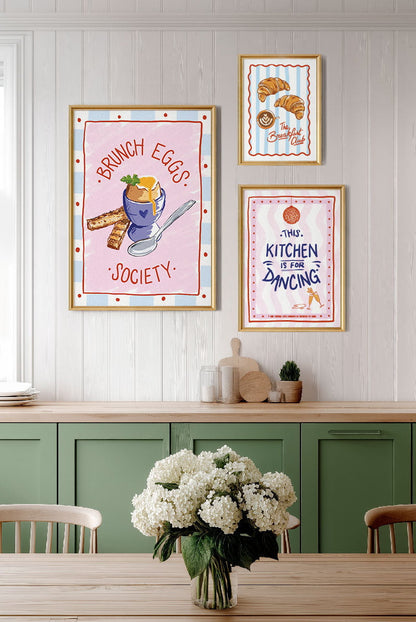 Trois affiche illustration brunch colorées placées sur le mur d'une cuisine