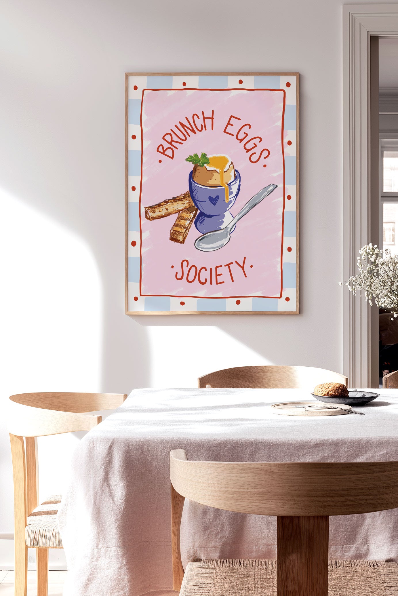 Affiche cuisine "brunch eggs society" représentant un oeuf a la coque, encadrée sur un mur