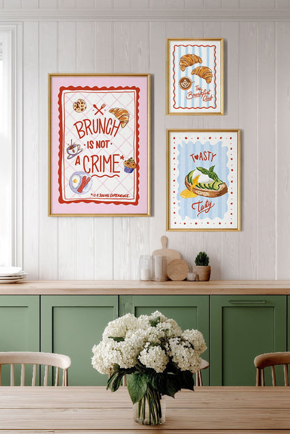 Mise en situation de trois affiches brunch illustrées sur le mur d'une cuisine