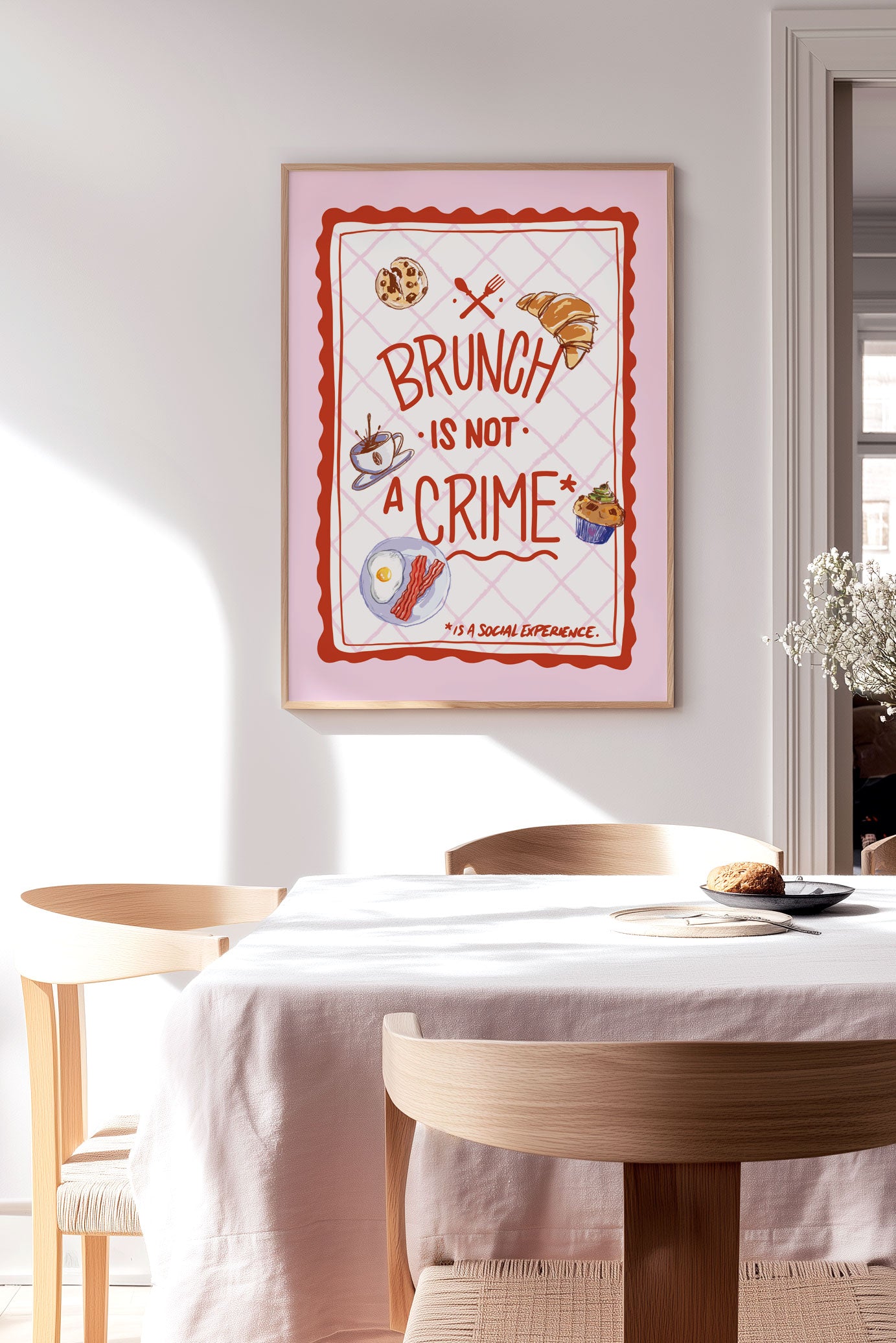 Affiche cuisine illustrant des éléments de brunch et typo rouge encadrée sur le mur d'une cuisine
